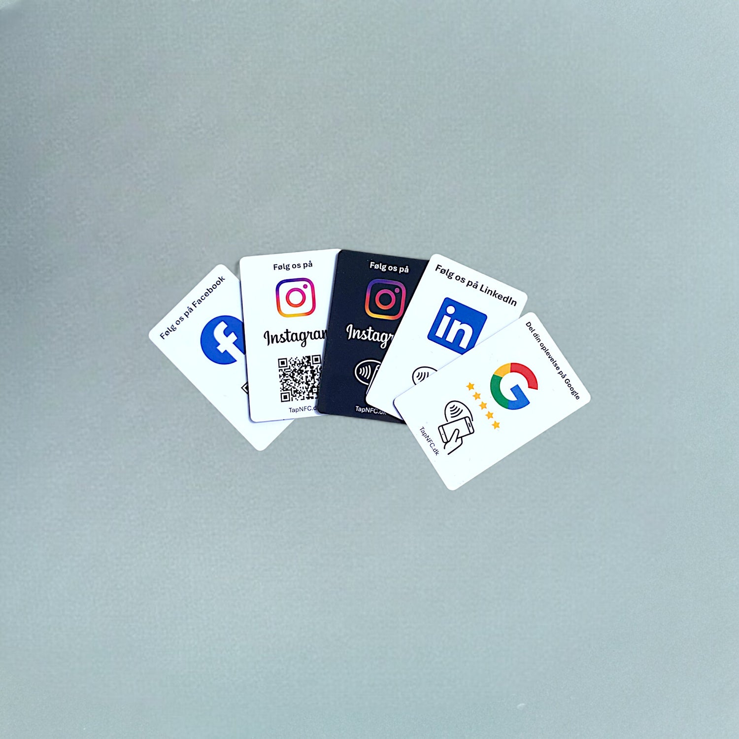 "Følg os" og "Anmeld os" på kort med NFC og QR. Viser Facebook, Instagram, LinkedIn og Google kortene