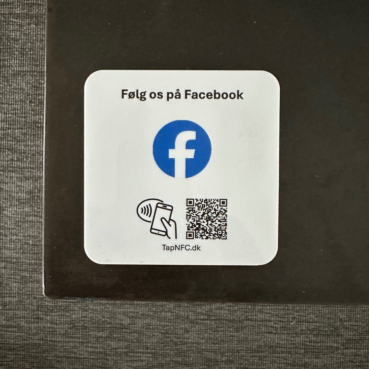 Selvklæbende pad til Facebook med NFC og QR kode – gør det nemt for kunder at interagere med din virksomhed.