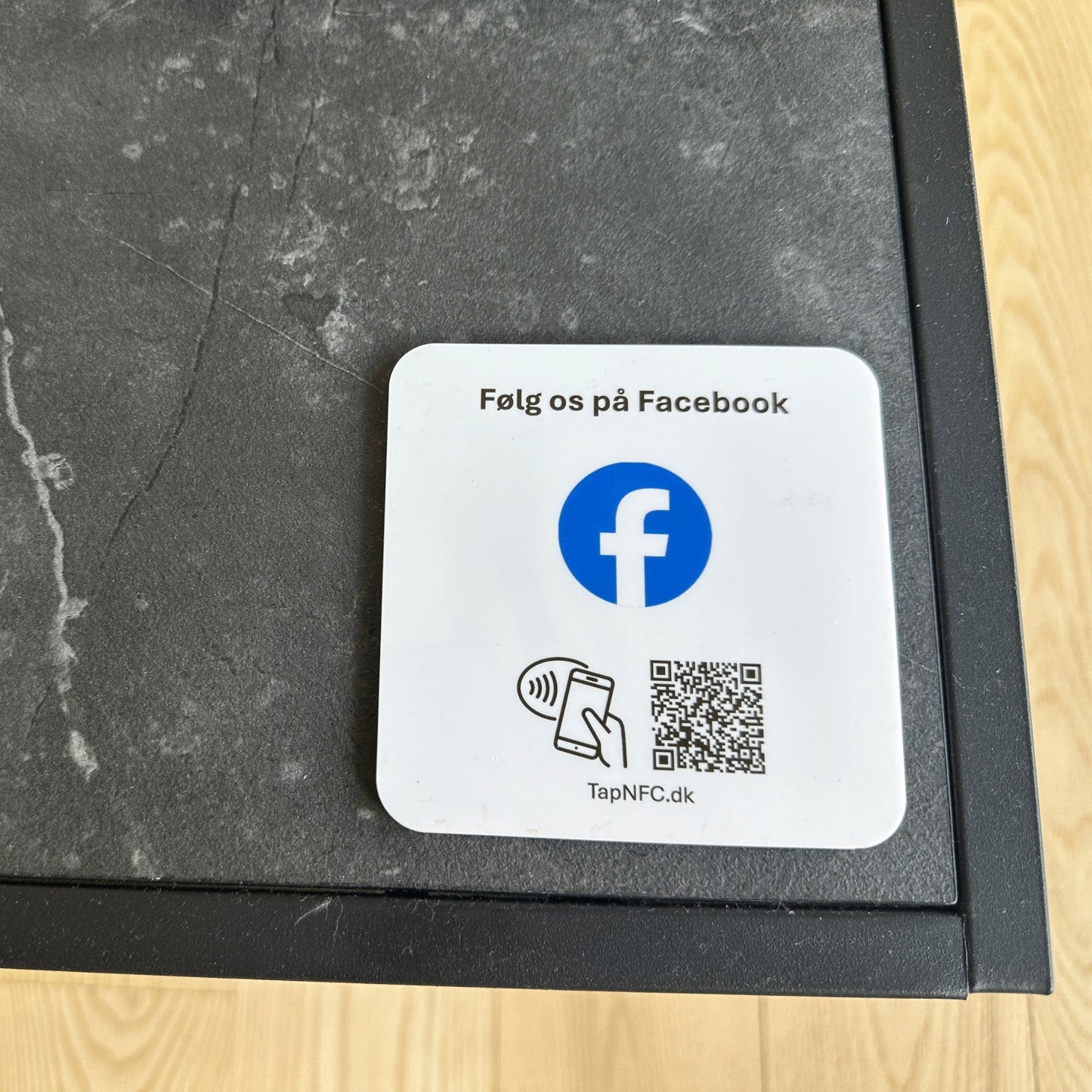 Selvklæbende pad til Facebook med NFC og QR kode – gør det nemt for kunder at interagere med din virksomhed.
