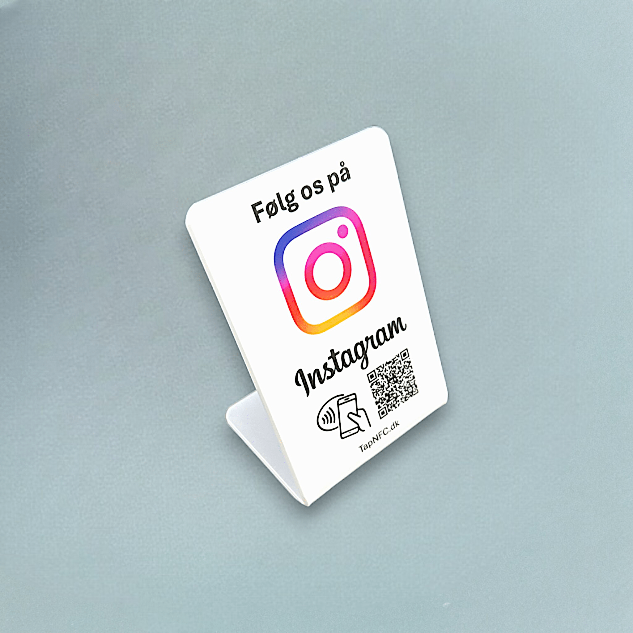 Følg os på Instagram bordstander med NFC og QR kode - TapNFC ApS