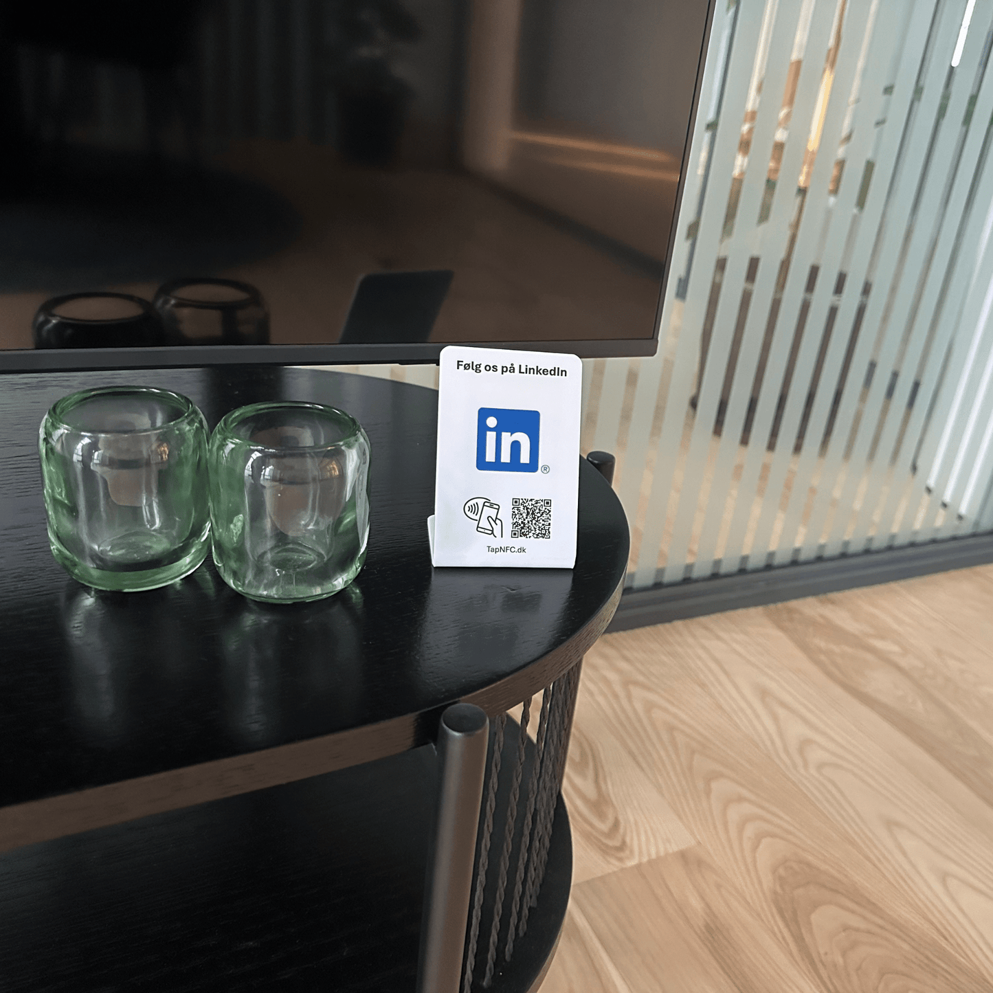 Bordstander til LinkedIn med NFC og QR kode – gør det nemt for kunder at interagere med din virksomhed.