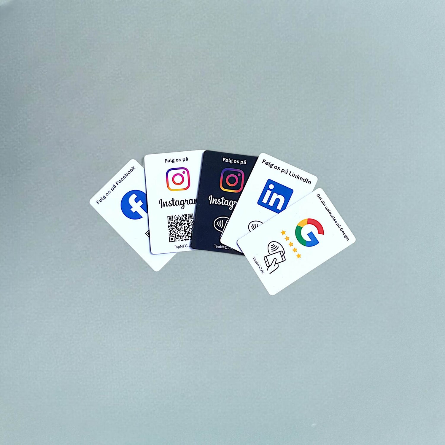"Følg os" og "Anmeld os" på kort med NFC og QR. Viser Facebook, Instagram, LinkedIn og Google kortene