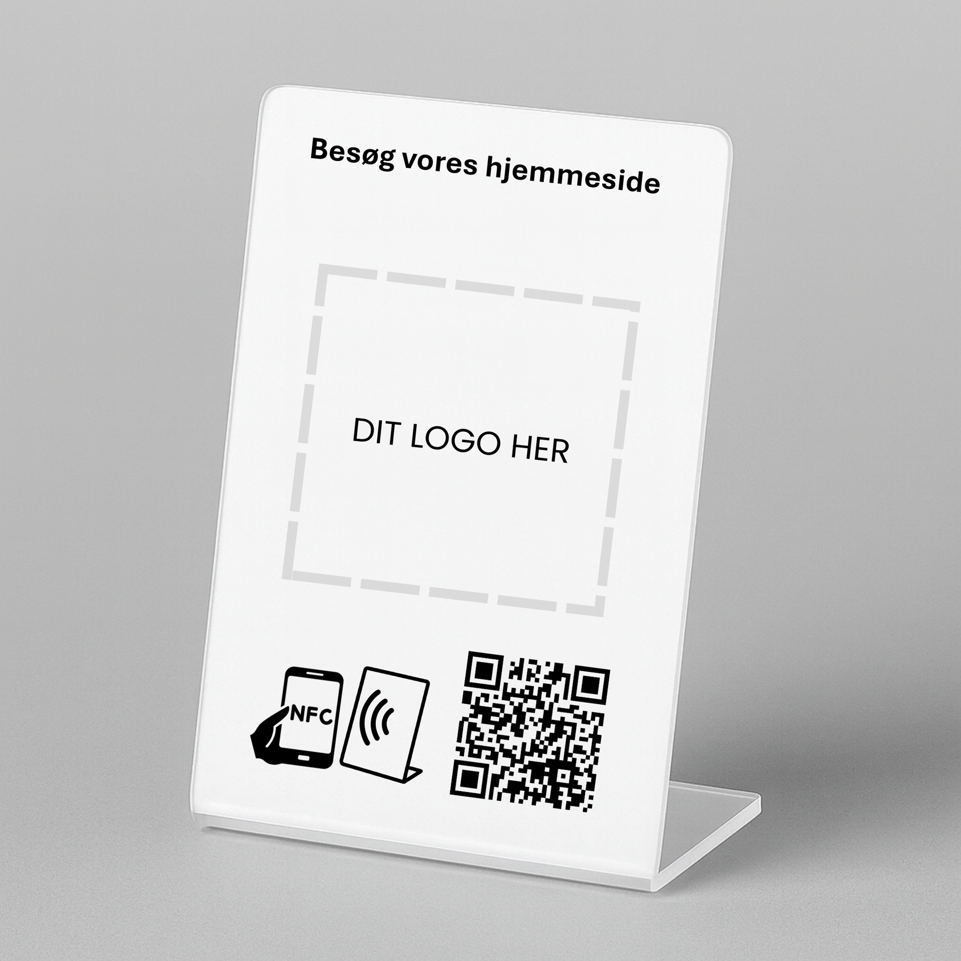 Besøg hjemmeside bordstander med nfc, qr kode og butikkens eget logo. Let for kunderne at besøge hjemmeside.