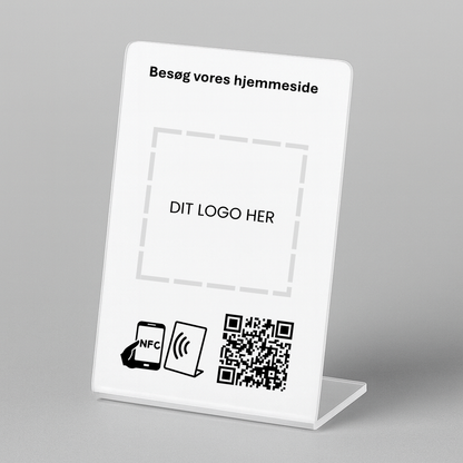 Besøg hjemmeside bordstander med nfc, qr kode og butikkens eget logo. Let for kunderne at besøge hjemmeside.