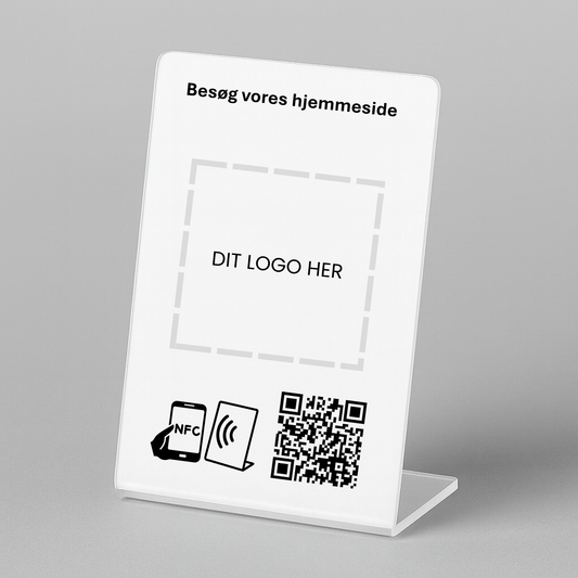 Besøg hjemmeside bordstander med nfc, qr kode og butikkens eget logo. Let for kunderne at besøge hjemmeside.