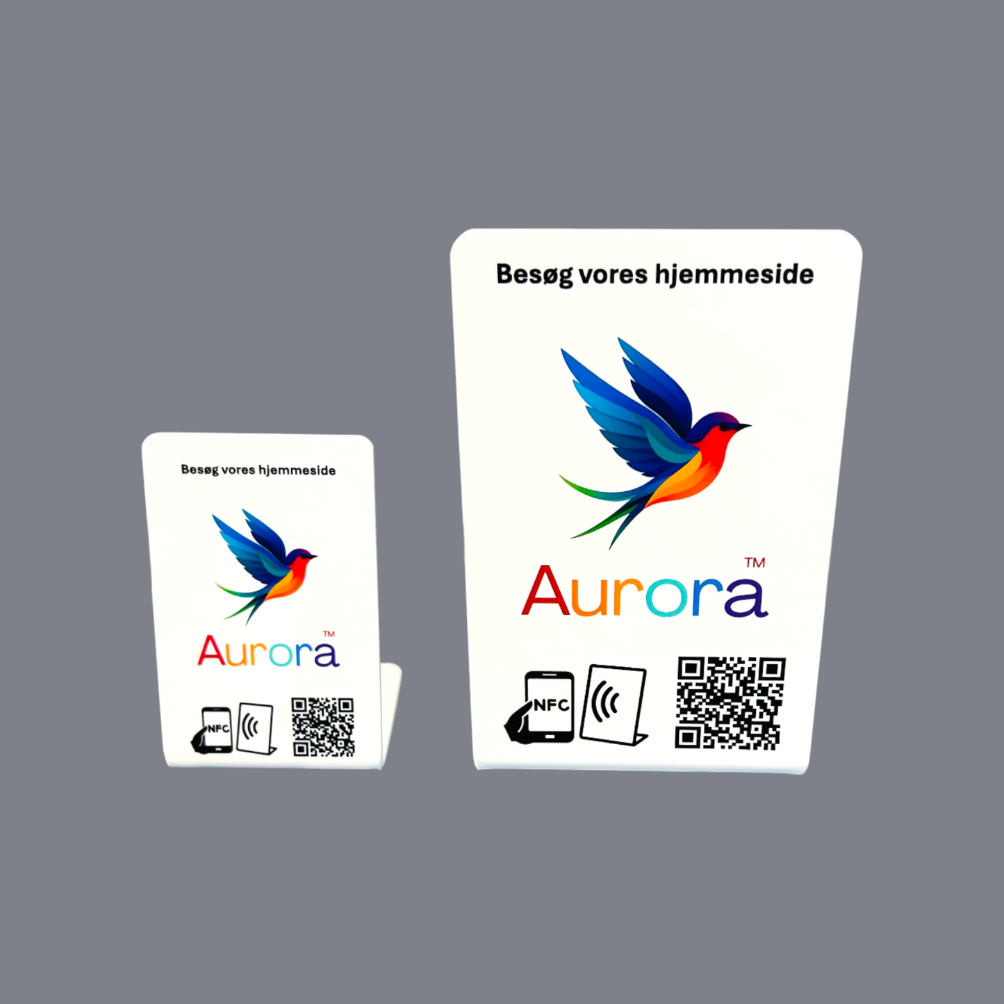 Bordstandere med dit logo samt NFC og QR kode til at få kunder på hjemmeside