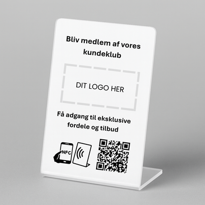 Bordstander til Kundeklub med NFC og QR kode – fås med eget logo for et professionelt og personligt udtryk.