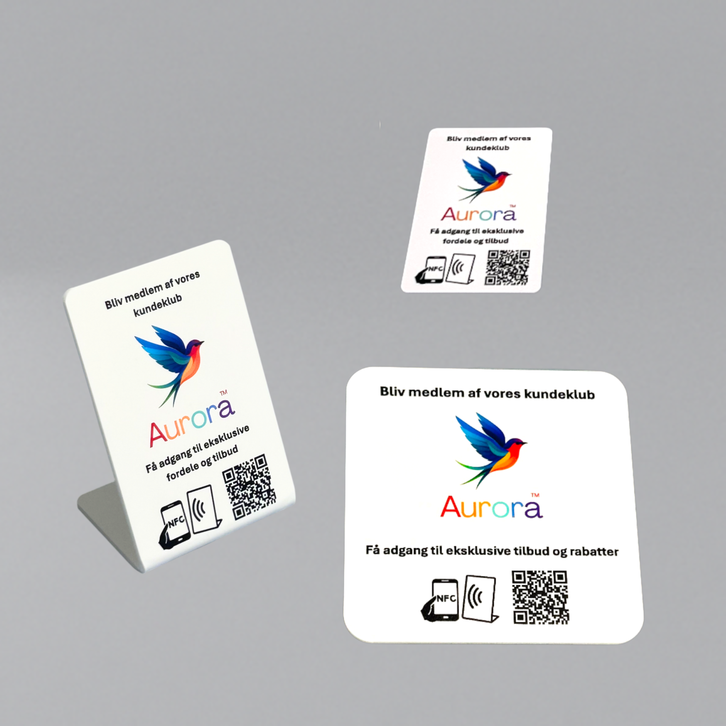 Pakke med NFC Bordstander, selvklæbende pad og kort med QR kode og dit logo til kunders tilmelding af kundeklub