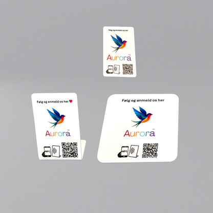 Pakke med NFC Bordstander, selvklæbende pad og kort med QR kode og dit logo til linksamlings side med alle links