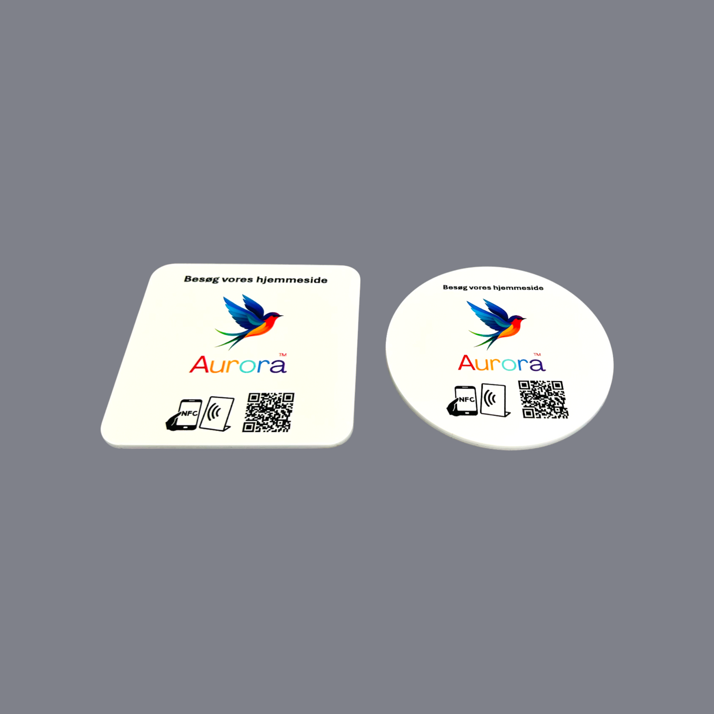 Selvklæbende pads med dit logo samt NFC og QR kode til at få kunder på hjemmeside
