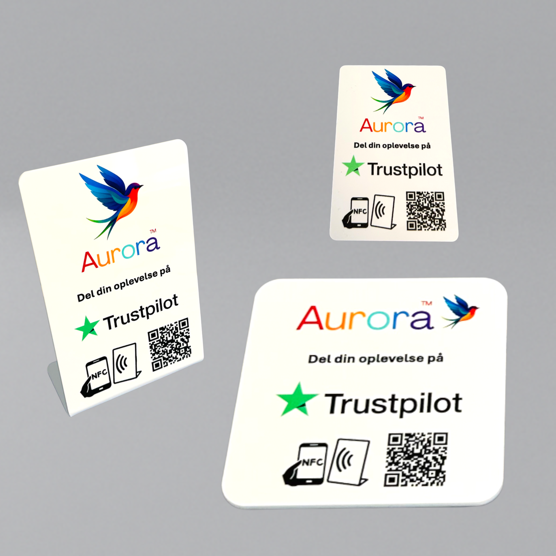 Pakke med NFC Bordstander, selvklæbende pad og kort med QR kode og dit logo til Trustpilot anmeldelser