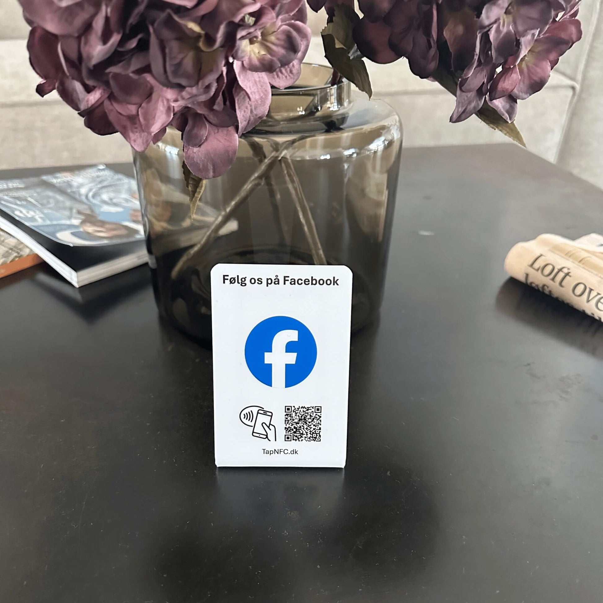 Følg os på Facebook bordstander - TapNFC ApS