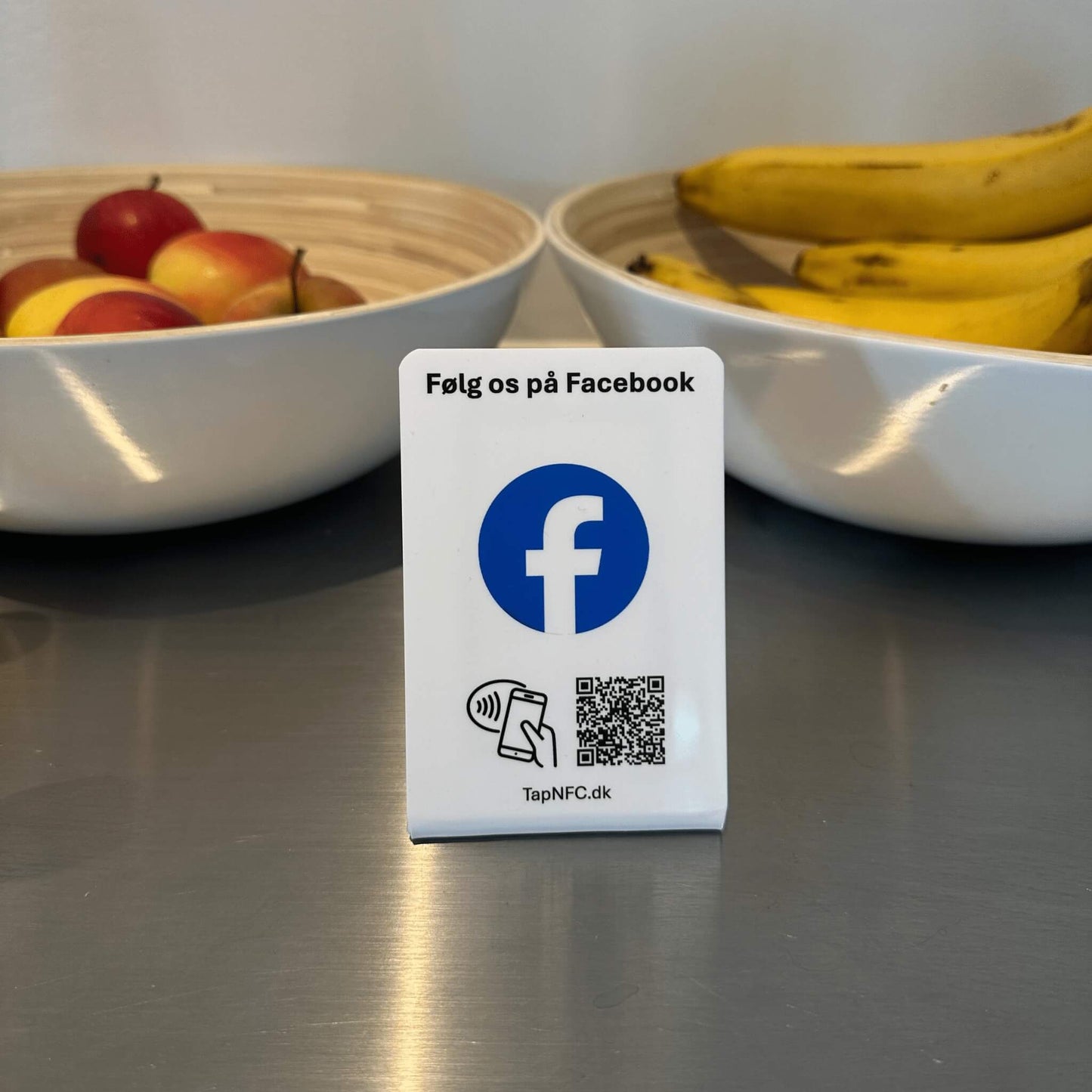 Følg os på Facebook bordstander - TapNFC ApS