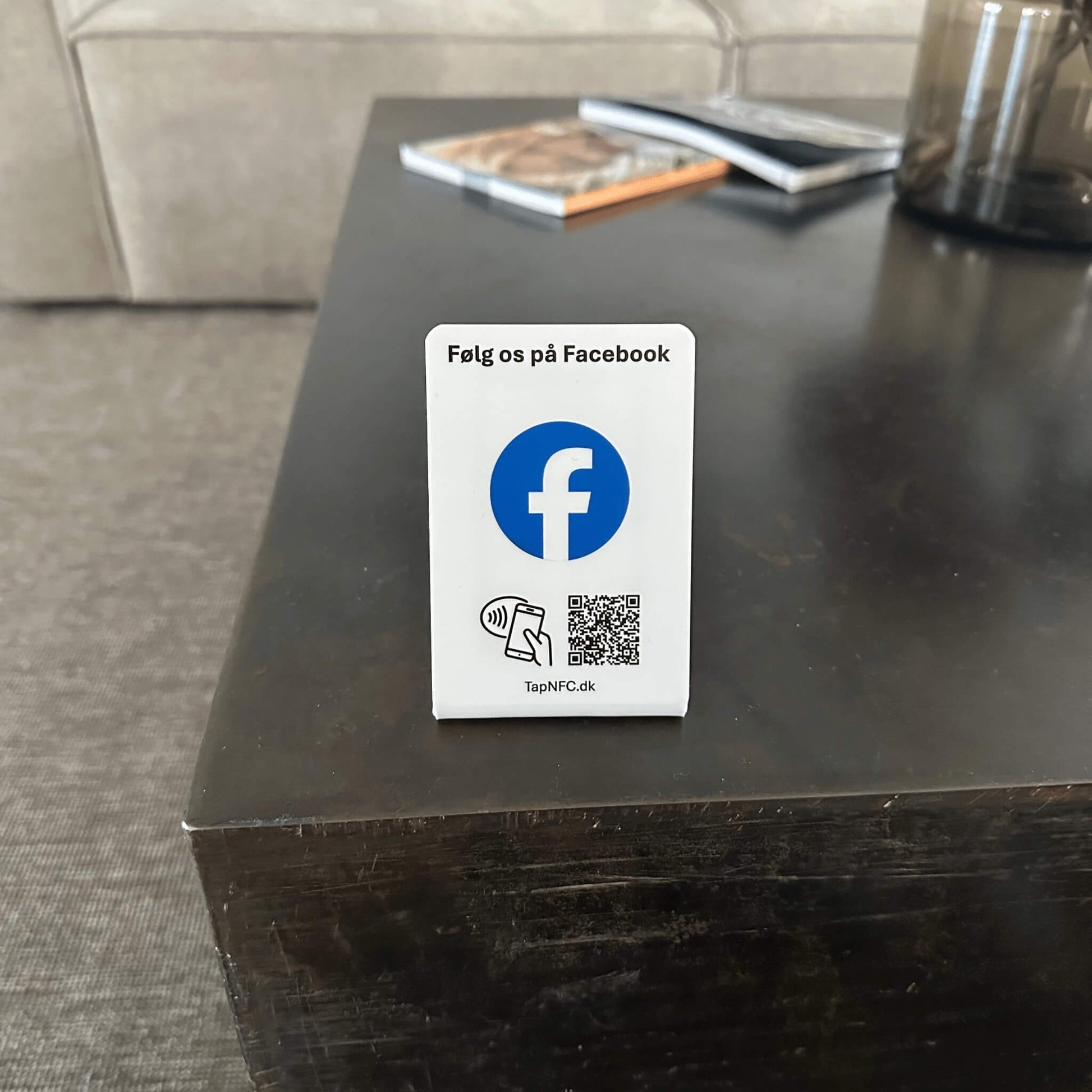 Følg os på Facebook bordstander - TapNFC ApS