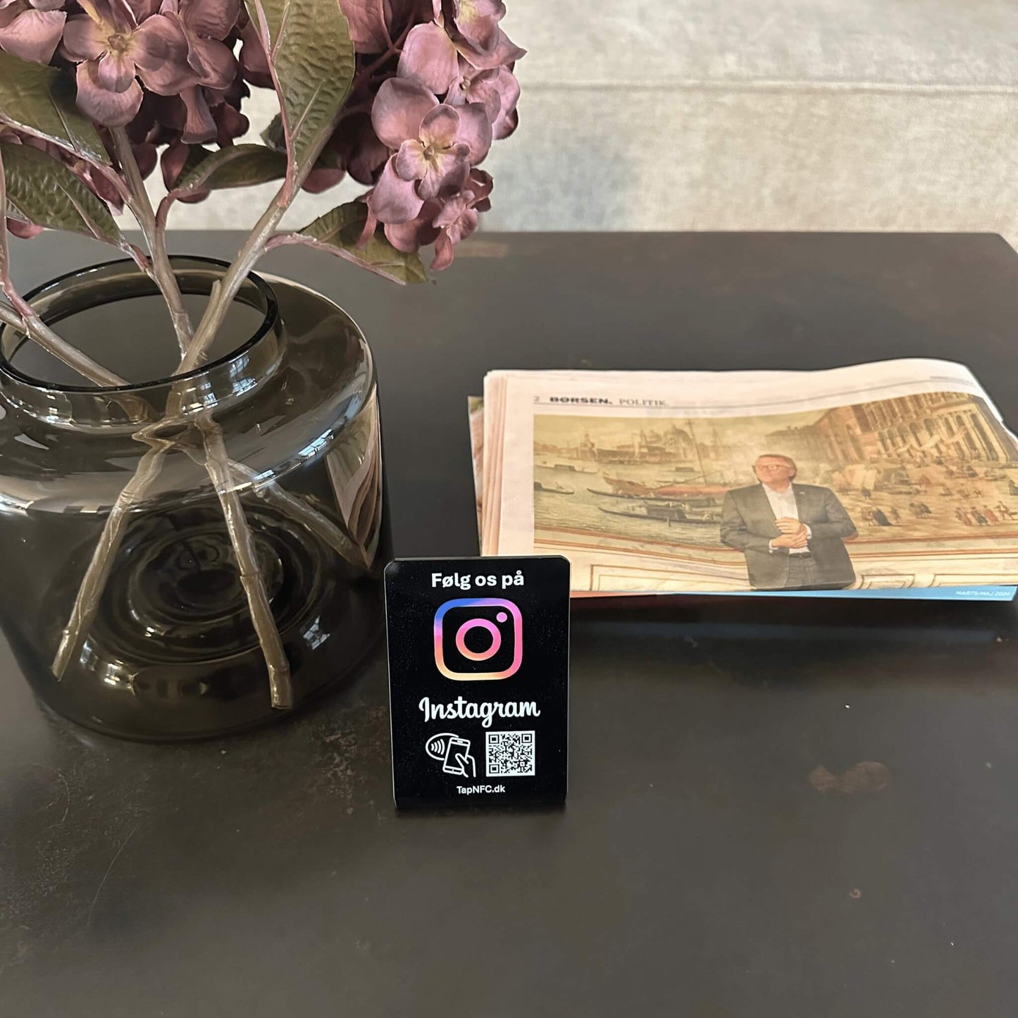 Følg os på Instagram bordstander sort - TapNFC ApS