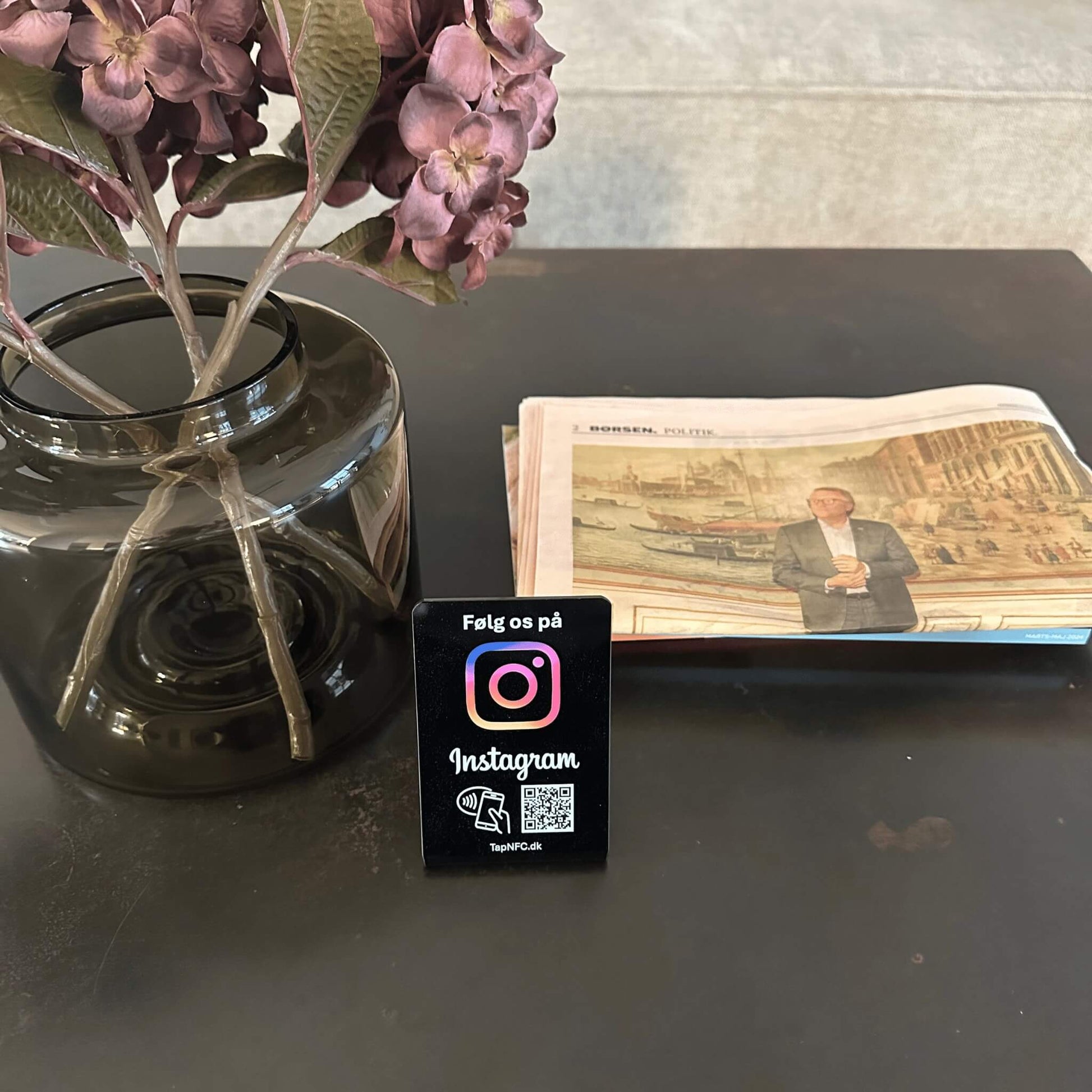 Følg os på Instagram bordstander sort - TapNFC ApS