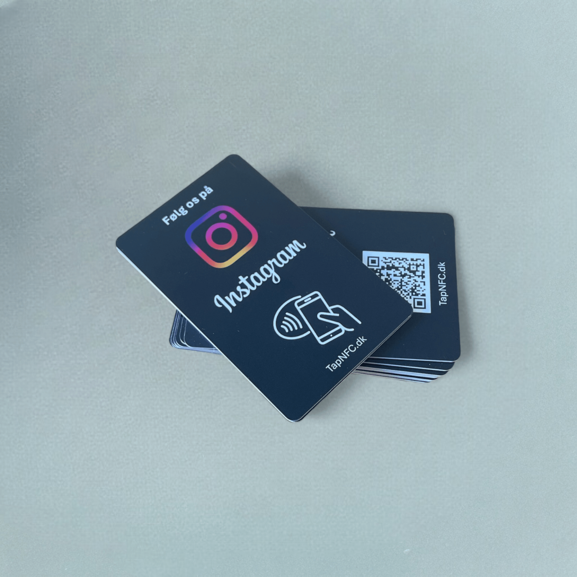 Følg os på Instagram kort sort med NFC og QR kode - TapNFC ApS