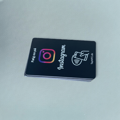 Følg os på Instagram kort sort med NFC og QR kode - TapNFC ApS