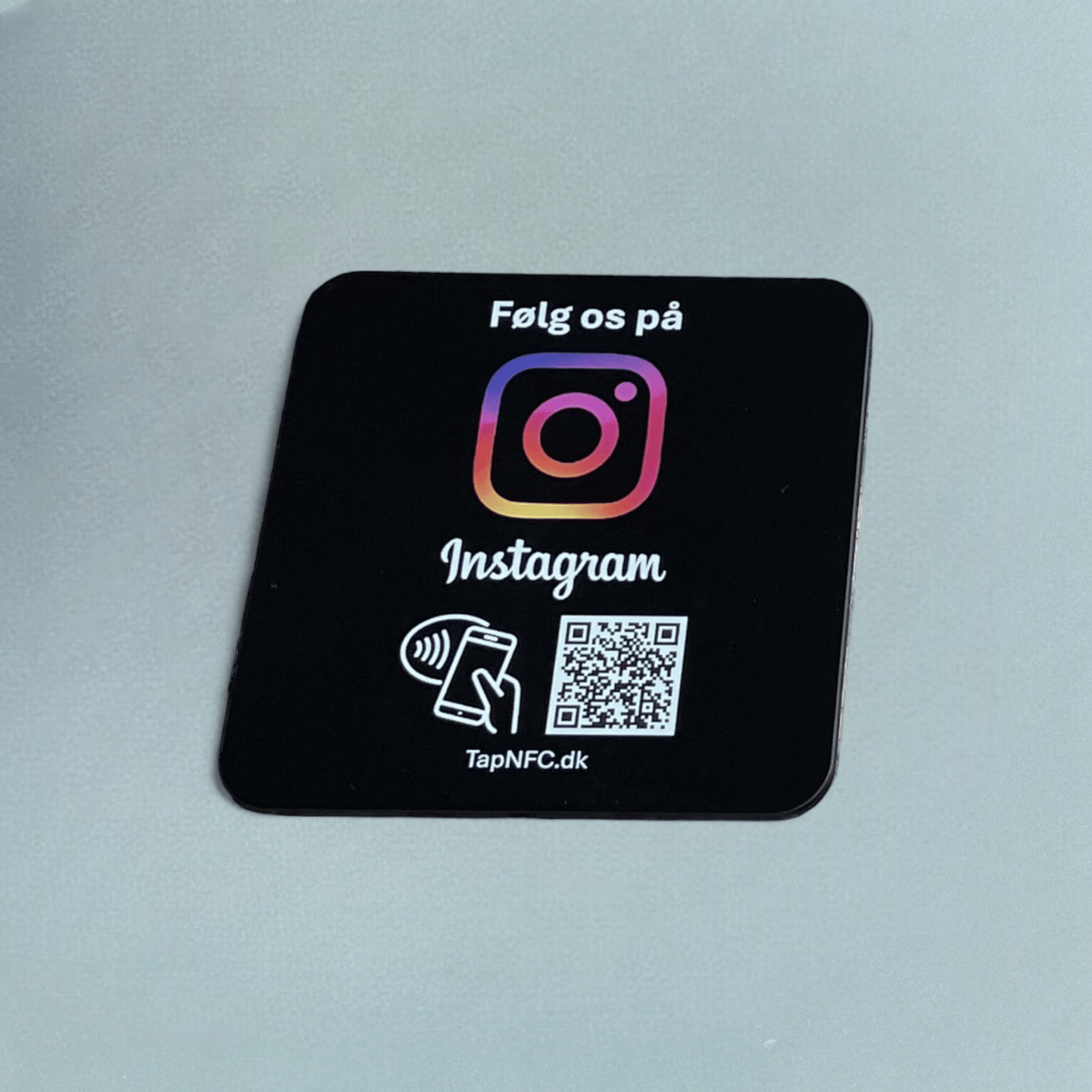 Følg os på Instagram selvklæbende pad sort med NFC og QR kode - TapNFC ApS