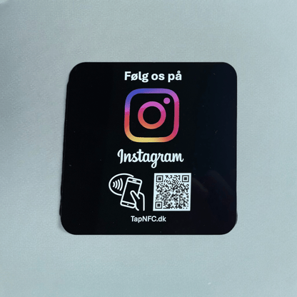 Følg os på Instagram selvklæbende pad sort med NFC og QR kode - TapNFC ApS