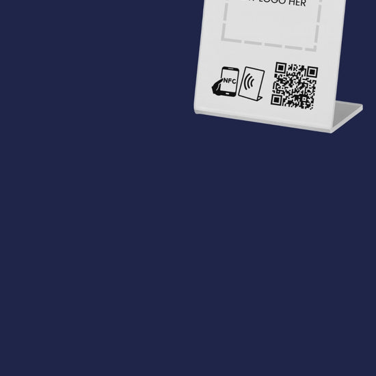 Telefon der tapper bordstander til MultiLink med NFC og QR kode. Telefonen føres til butikkens linksamlingsside.